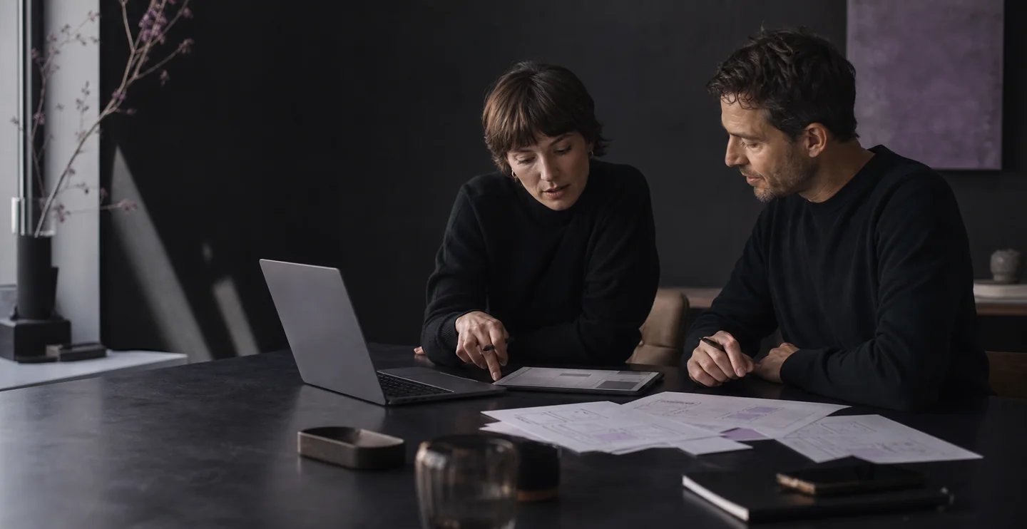Dos profesionales definiendo flujos para un producto SaaS